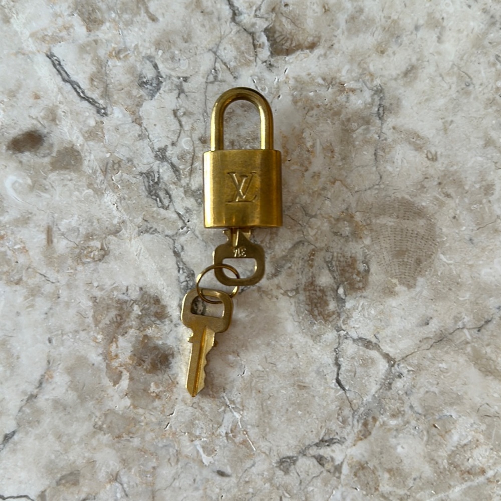 Louis Vuitton handbag locket / lock and key